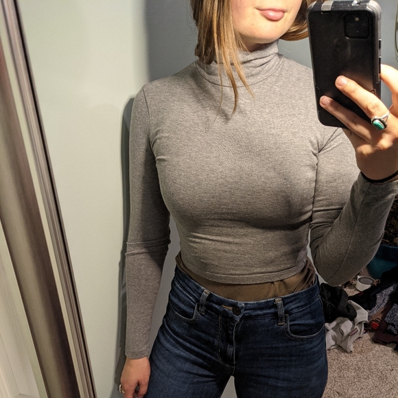 Sassy gray turtle neck crop top - Picture 1 of 3